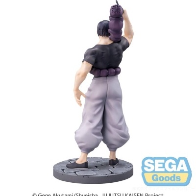 Figura colecionável masculina com calças cinza e objeto roxo