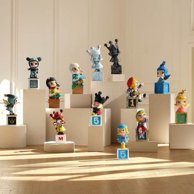 Estatuetas de personagens coloridas sobre blocos numerados em pedestais brancos