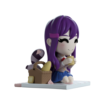 Figura anime roxa com roupa escolar, caneca e cesta de picnic numa manta branca