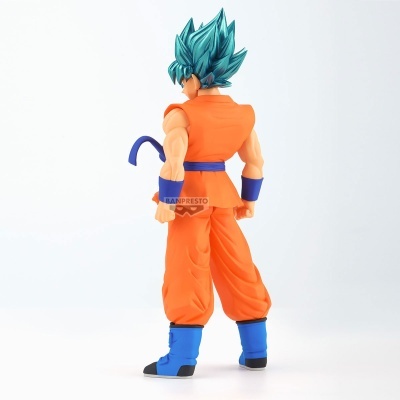 Estatueta de personagem anime com roupa laranja e cabelo azul