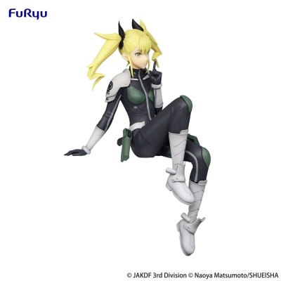 Figura colecionável feminina com fato preto e verde em pose sentada