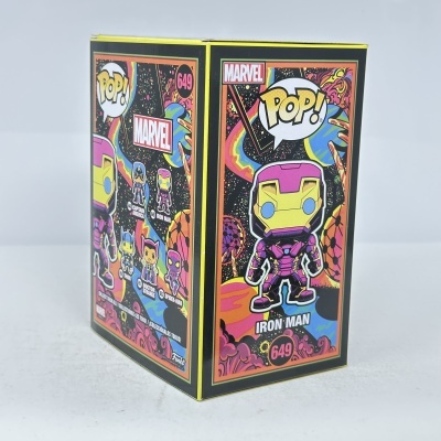 Embalagem colorida Funko Pop! Marvel Iron Man número 649 com fundo espacial