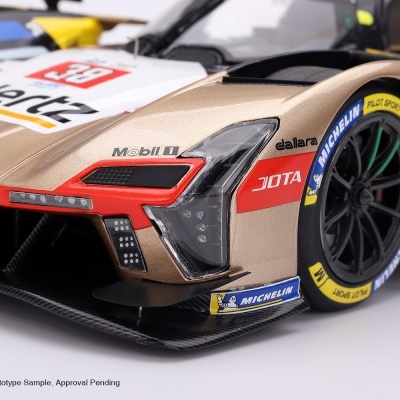 Modelo detalhado de carro de corrida dourado com marcas e pneus Michelin