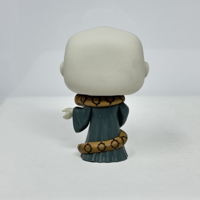 Boneco colecionável de vinil com capa azul e cobra castanha