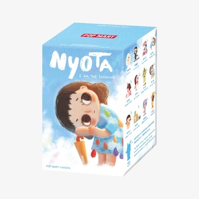 Caixa azul claro de mini-figuras Nyota com personagem feminina ilustrada e texto NYOTA I AM THE SEASONS