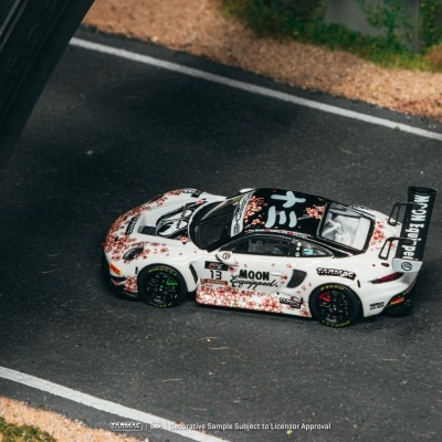 Miniatura de carro de corrida branco com detalhes vermelhos e preto com texto MOON Equipped