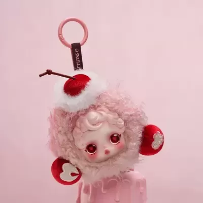 Chaveiro de boneco com pelúcia rosa e detalhes vermelhos e brancos