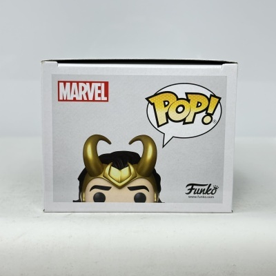 Caixa Funko Pop Marvel com figura de elmo dourado e cabelos pretos