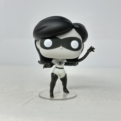 Funko Pop da personagem Violeta Parr de Os Incríveis, com cabelo preto e máscara, fato branco e preto, sobre base transparente