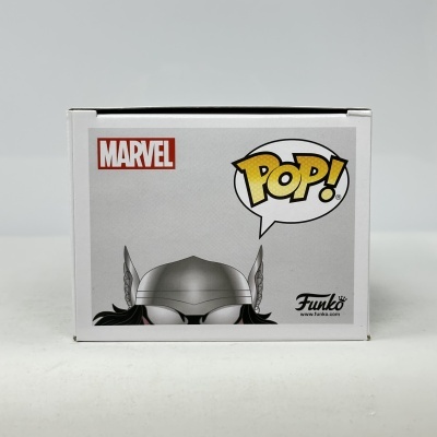 Caixa branca Funko Pop Marvel com elmo prateado e texto POP