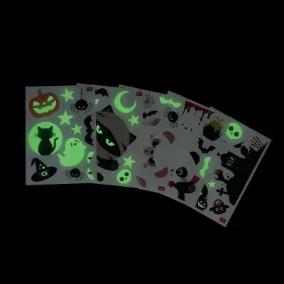 Autocolantes fosforescentes tema Halloween com vários motivos assustadores em fundo preto