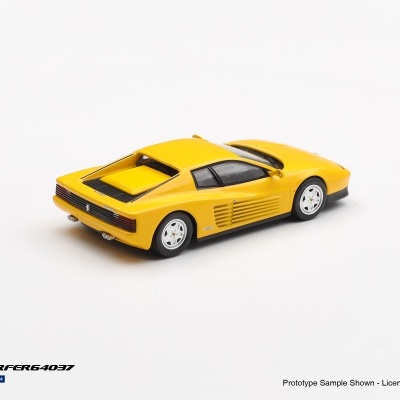 Miniatura de carro desportivo amarelo em escala 1/64