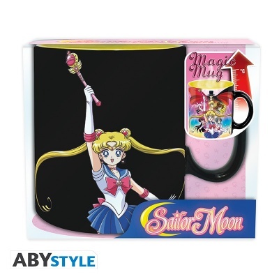 Caneca preta de cerâmica com ilustração de Sailor Moon, embalagem com texto Magic Mug e Sailor Moon