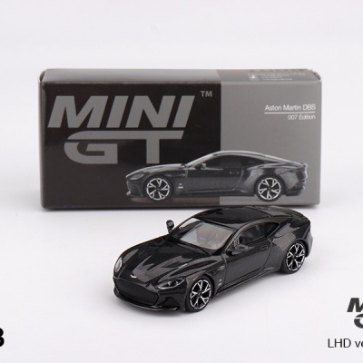 Miniatura preta de Aston Martin DBS com caixa MINI GT