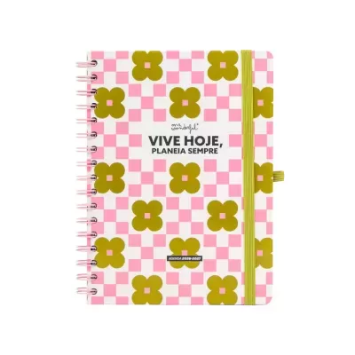 Agenda espiralada com padrão flores e xadrez rosa e verde, texto VIVE HOJE, PLANEIA SEMPRE