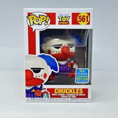 Figura Funko Pop Chuckles Toy Story número 561 em caixa branca e vermelha