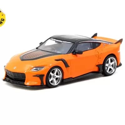 Miniatura de carro desportivo laranja com detalhes a preto e jantes prateadas