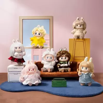 Conjunto de bonecos de peluche com orelhas de coelho numa sala decorada