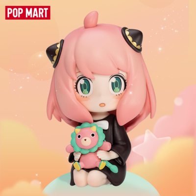 Figura de vinil com cabelo rosa e vestido preto segurando ursinho cor-de-rosa em fundo colorido com logo POP MART.