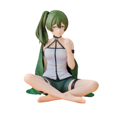 Figura anime com cabelo verde e roupa branca e verde sentada com pernas cruzadas