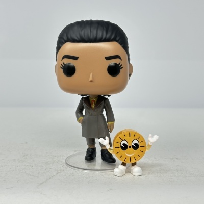 Duas figuras colecionáveis Funko Pop, uma humana e outra amarela redonda sonriente.