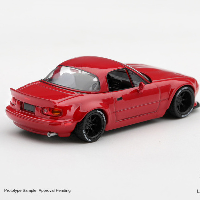 Miniatura de carro desportivo vermelho com jantes pretas e pneus com inscrições brancas