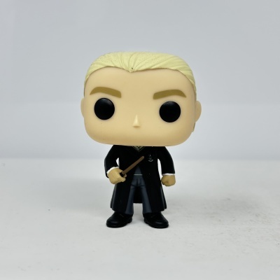 Figura Funko Pop vinil loiro com capa preta e varinha