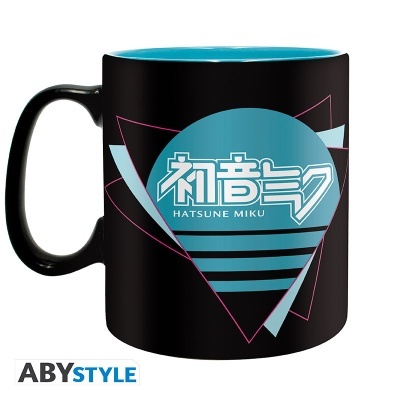 Caneca preta com design geométrico e texto HATSUNE MIKU
