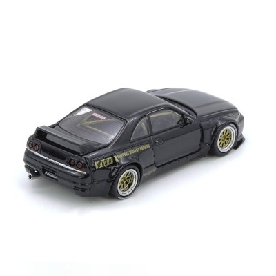 Miniatura de carro desportivo preto com jantes douradas e spoiler traseiro.