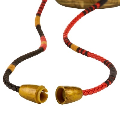 Colar trançado vermelho, preto e amarelo com pontas de madeira