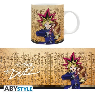 Caneca branca com desenho de personagem de anime e hieróglifos egípcios de fundo