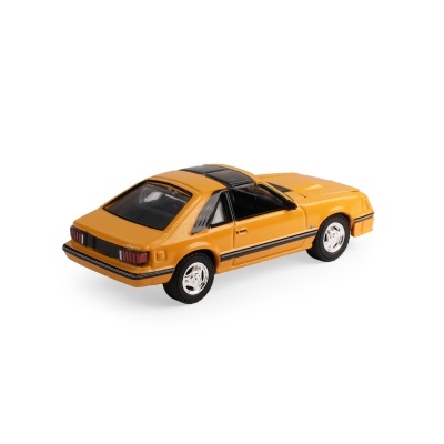 Carrinho de brinquedo amarelo com portas abertas e janelas pretas.