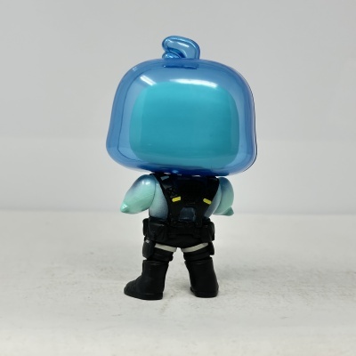 Figura colecionável com capacete azul translúcido vista de trás