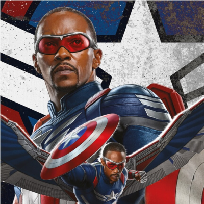 Dois homens com fatos de super-heróis azuis, vermelhos e brancos, um com escudo e óculos vermelhos, fundo com estrela estilizada.