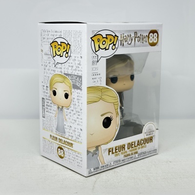 Funko Pop! de vinil Fleur Delacour da série Harry Potter na sua embalagem branca com janela
