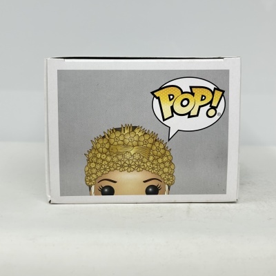 Caixa branca com personagem POP! de cabelo com flores douradas e texto POP!