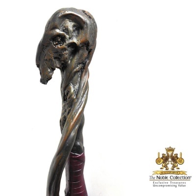 Cajado decorativo em madeira com cabeça esculpida, acabamento escuro e empunhadura em couro vermelho