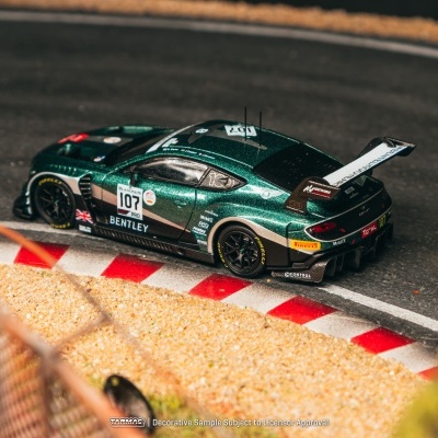 Miniatura de carro de corrida Bentley verde metálico na pista