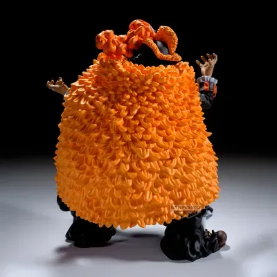 Figura colecionável com textura de penas laranja e mãos expostas em fundo neutro