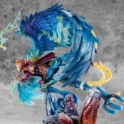 Figura colecionável de personagem com asas azuis e base rochosa