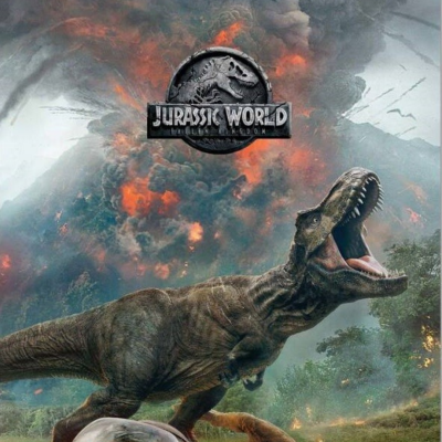 Imagem de um dinossauro T-Rex com vulcão em erupção ao fundo e logo 'JURASSIC WORLD' no centro