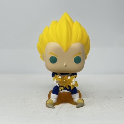 Figura colecionável de personagem com cabelo amarelo pontiagudo segurando esfera amarela