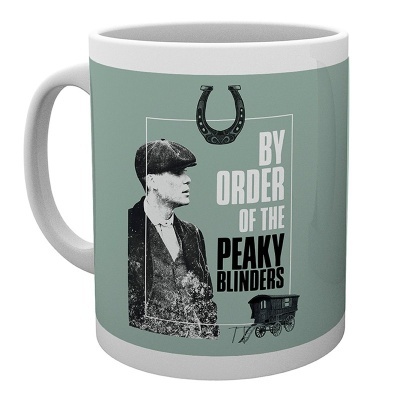 Caneca com decoração cinza, ilustração de homem, ferradura e texto Peaky Blinders