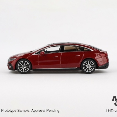 Miniatura de carro vermelho lateral em fundo branco