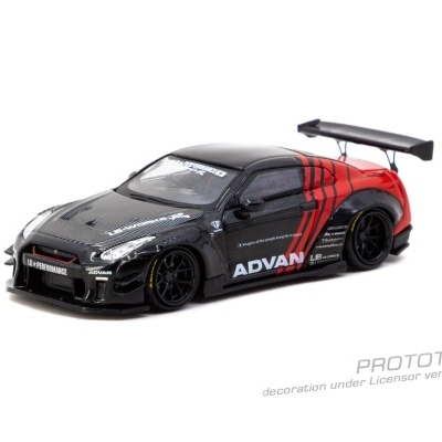 Miniatura de carro desportivo preto e vermelho com spoiler e adesivos