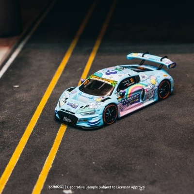 Miniatura de carro de corrida azul claro com desenhos coloridos e personagens de animação.