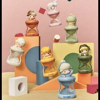 Sete ampulhetas coloridas com personagens infantis em cima, sobre formas geométricas coloridas num fundo rosa
