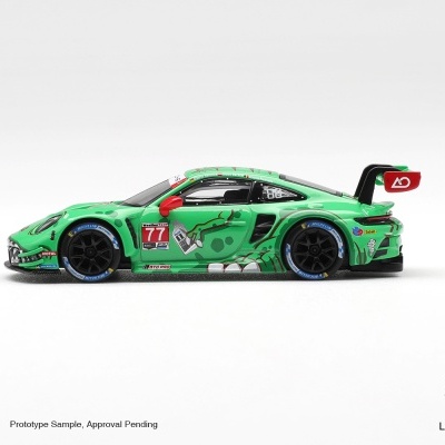 Modelo de carro de corrida verde com detalhes vermelhos e número 77