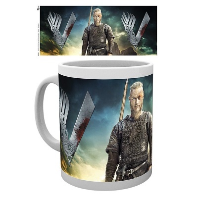 Caneca branca com imagem de homem com armadura medieval e letras 'V' com asas