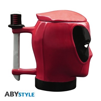 Copo cerâmico vermelho e preto em forma da cabeça do Deadpool com alça em forma de espada